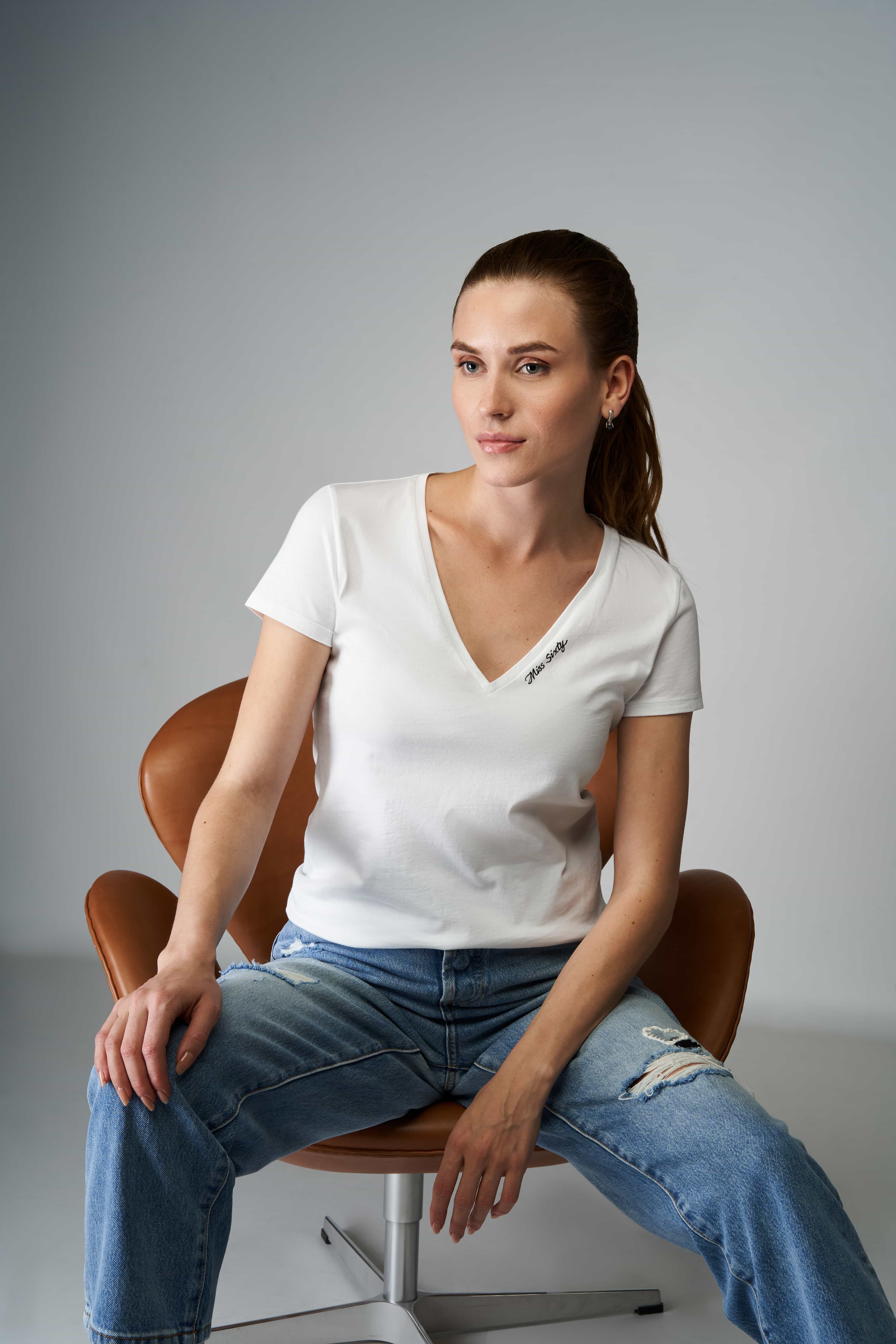 Біла футболка з трикутним вирізом Miss Sixty